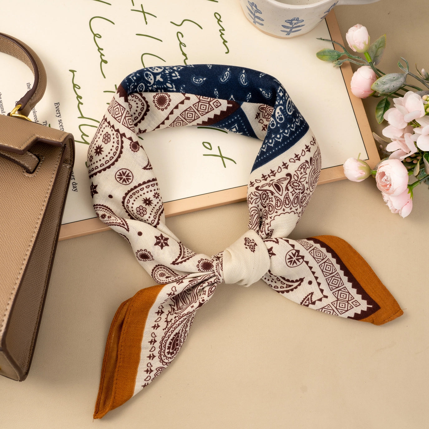 Foulard Carré 70×70 Motif bleu marine Moutarde
