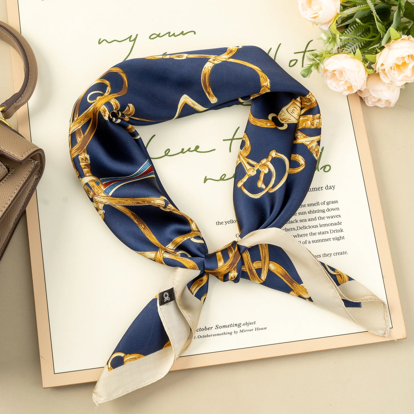 Foulard Carré Bleu 70x70 Effet Soie Chaînes Dorées Élégant