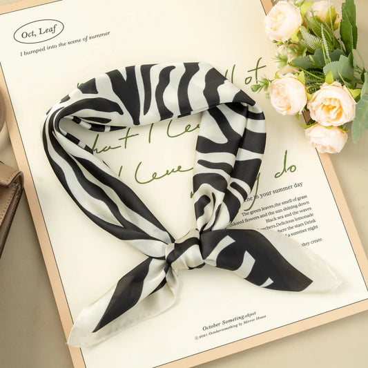Foulard Carré Zèbre 70x70 Effet Soie Noir et Blanc