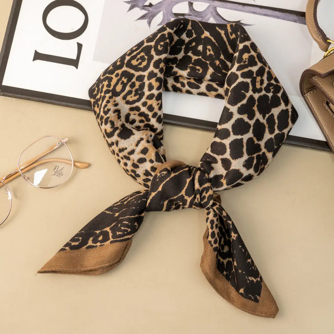 Foulard Léopard Chic – Carré 70x70