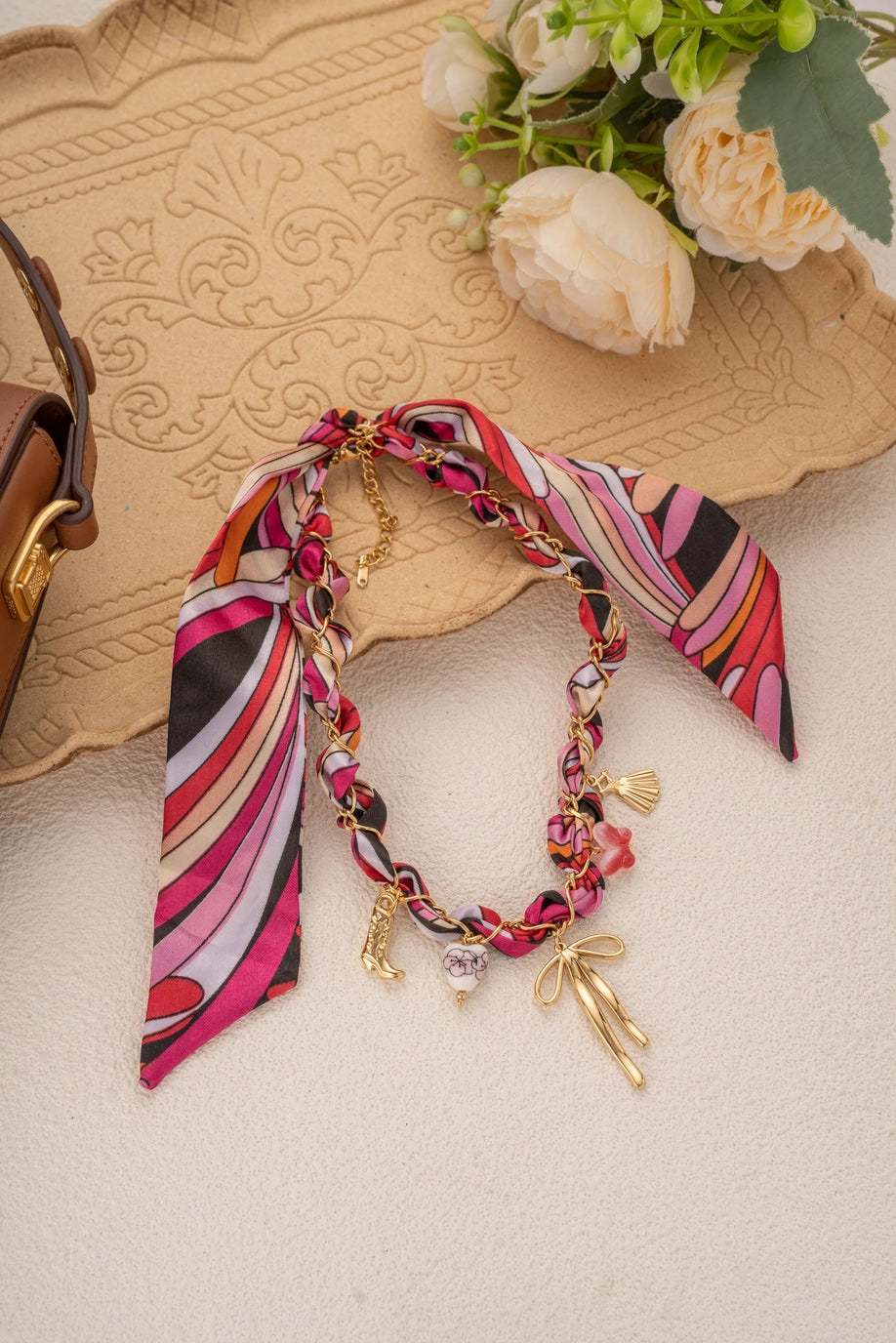 Collier Tressé Multicolore – Acier Inoxydable et Charms Doré