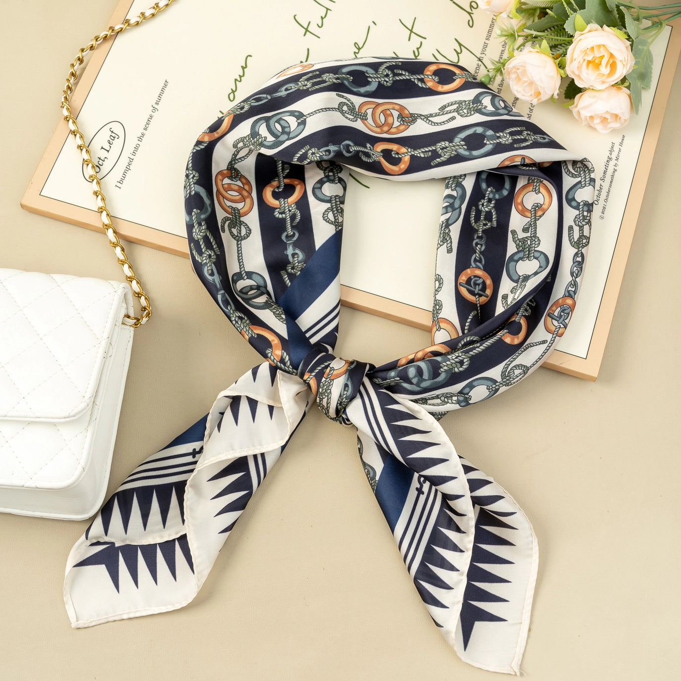 Foulard Carré Bleu Marine 90x90 Chaines Elégantes