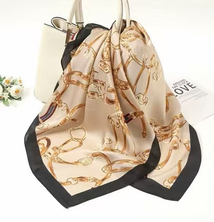 Foulard Carré Brun 70x70 Effet Soie Chaînes Dorées Élégant