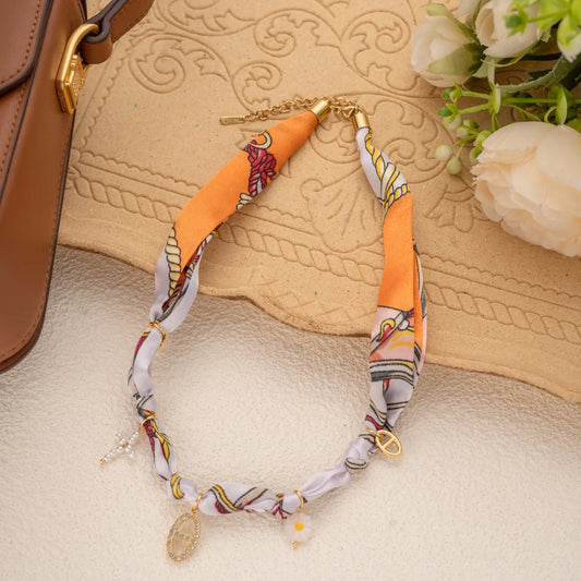 Collier Bohème Tissu Tressé et Breloques charms en acier